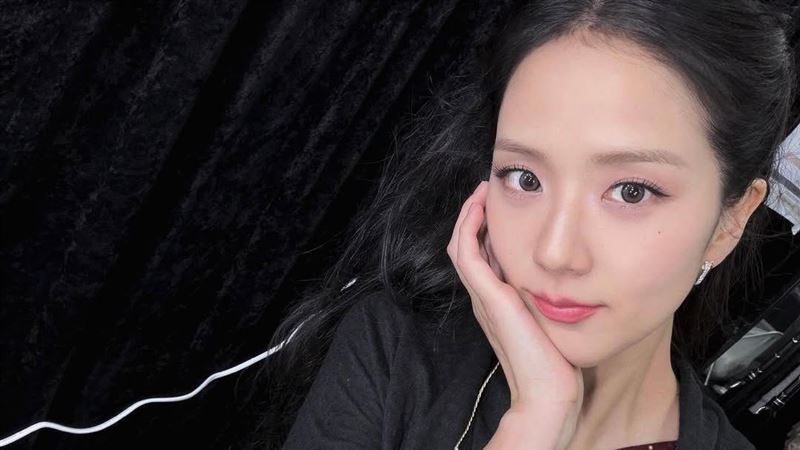 Jisoo描述當時情況：「那時候我大概5歲，頭受傷到全身流血，傷得很深。」她向哥哥求助，卻只得到冷淡回應：「那又怎樣，趕快跑！」。（圖／翻攝自IG @sooyaaa__）