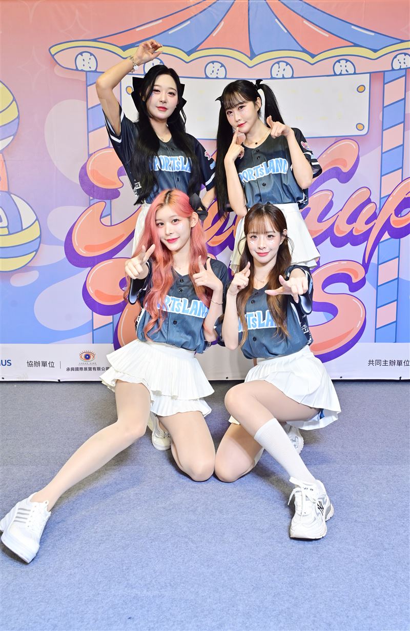 趙多彬（右下）有著精緻小臉獲「韓國版桃乃木香奈」稱號。（圖／ofiii 歐飛提供）