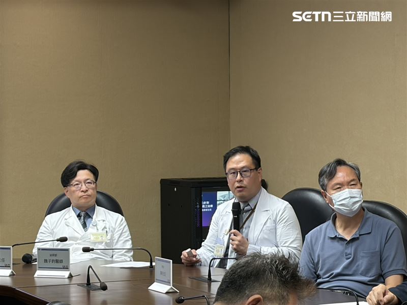 北榮泌尿部醫師魏子鈞（中）表示，近年攝護腺癌治療由「全面切除」邁向「精準局部治療」。（圖／記者簡浩正攝影）