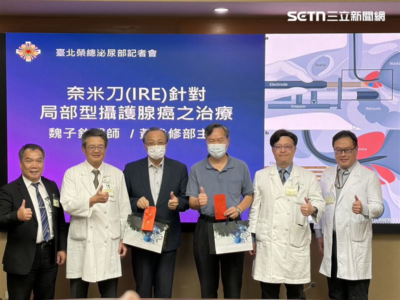 北榮泌尿部醫師與患者合影。（圖／記者簡浩正攝影）
