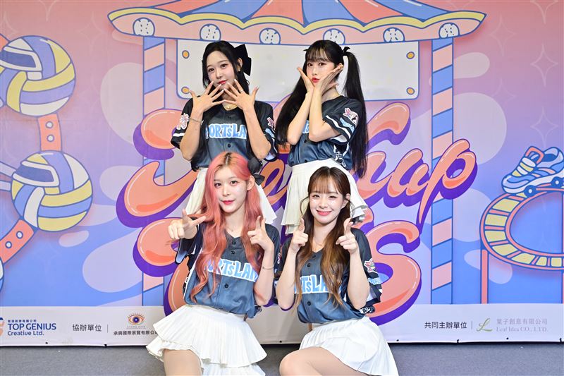 韓籍女神們分享驚慌小插曲：應援道具飛出去、雨中妝髮全毀。（圖／ofiii 歐飛提供）