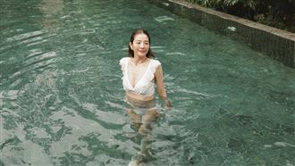 許維恩親姊50歲長這樣　辣穿比基尼洩身材