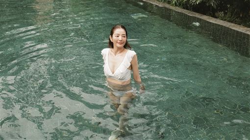 許維恩親姊50歲長這樣　辣穿比基尼洩身材