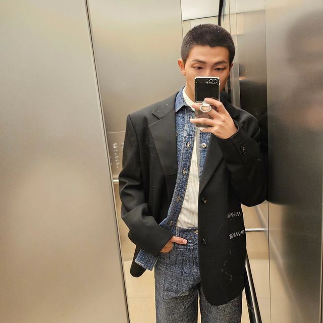 RM違規抽菸還亂丟菸蒂。（圖／翻攝自IG）