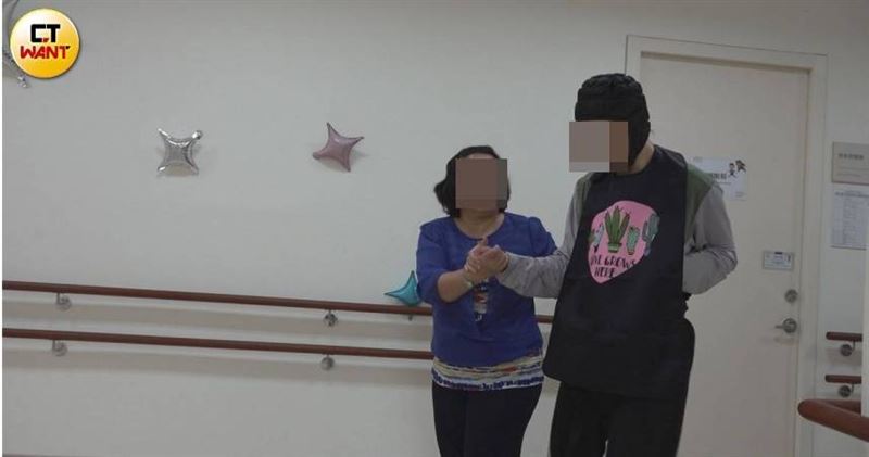 彭小姐去年扶兒子回家的過程中，不慎與兒子一起從樓梯摔落，因此萌生想換住電梯華廈的念頭，卻因此遭詐600萬元。（圖／本刊攝影組）