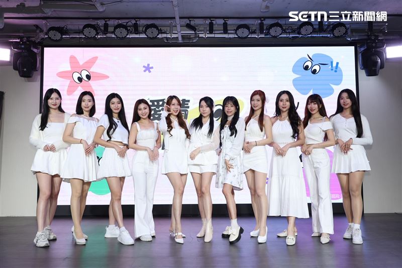 被封為「最美禮生」的甄馨（右三）近日受邀出席活動。（圖／記者鄭孟晃攝影）