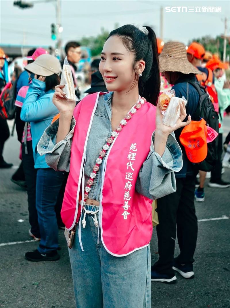 被封為「最美禮生」的甄馨透露自己近期參加白沙屯媽祖進香，已經擔任義工長達11年。（圖／翻攝自甄馨IG）