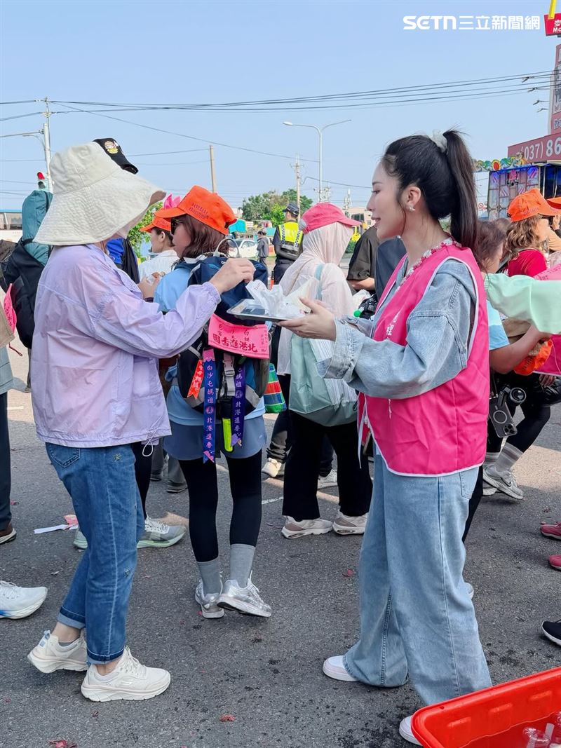 被封為「最美禮生」的甄馨透露自己近期參加白沙屯媽祖進香，已經擔任義工長達11年。（圖／翻攝自甄馨IG）