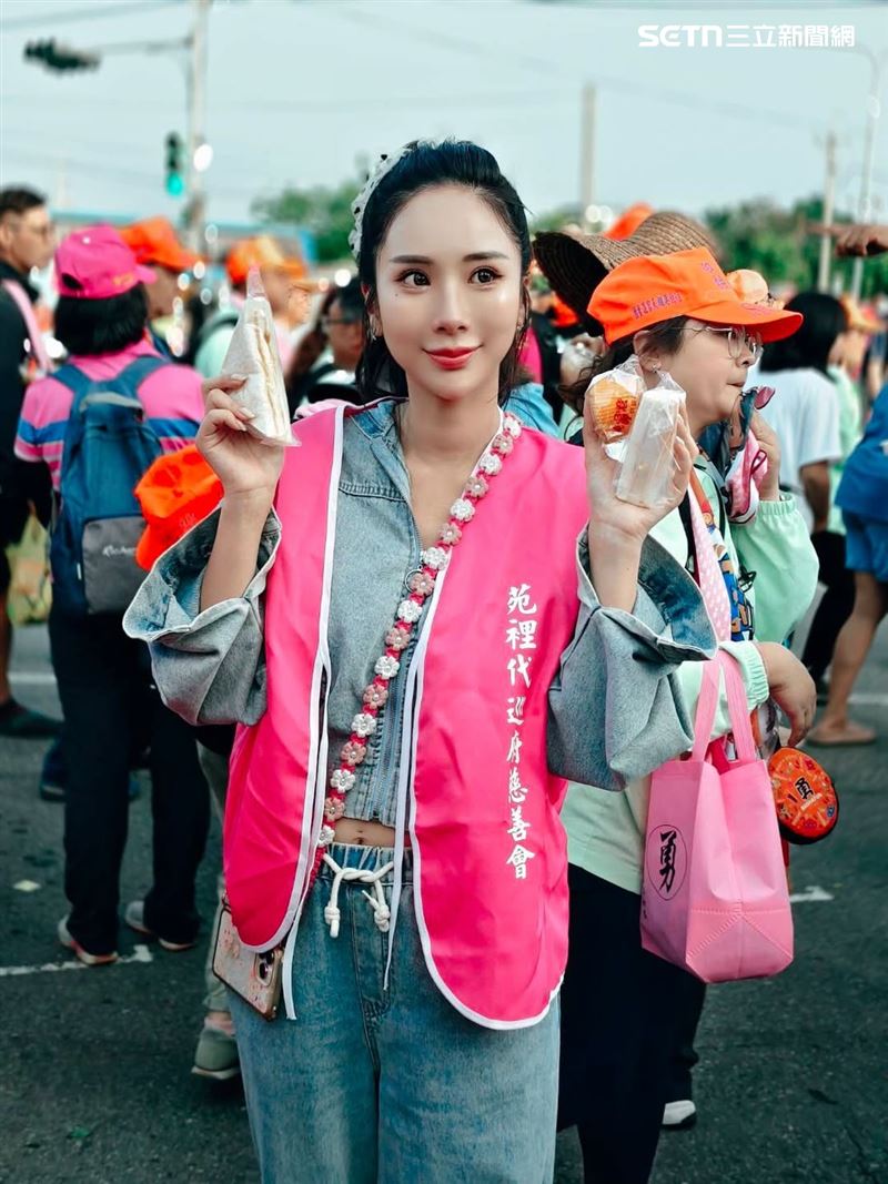 被封為「最美禮生」的甄馨透露自己近期參加白沙屯媽祖進香，已經擔任義工長達11年。（圖／翻攝自甄馨IG）