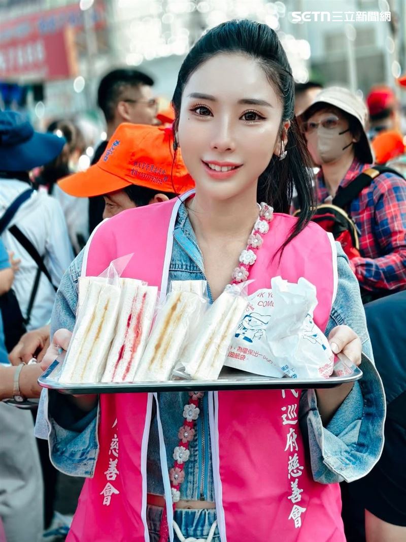 被封為「最美禮生」的甄馨透露自己近期參加白沙屯媽祖進香，已經擔任義工長達11年。（圖／翻攝自甄馨IG）