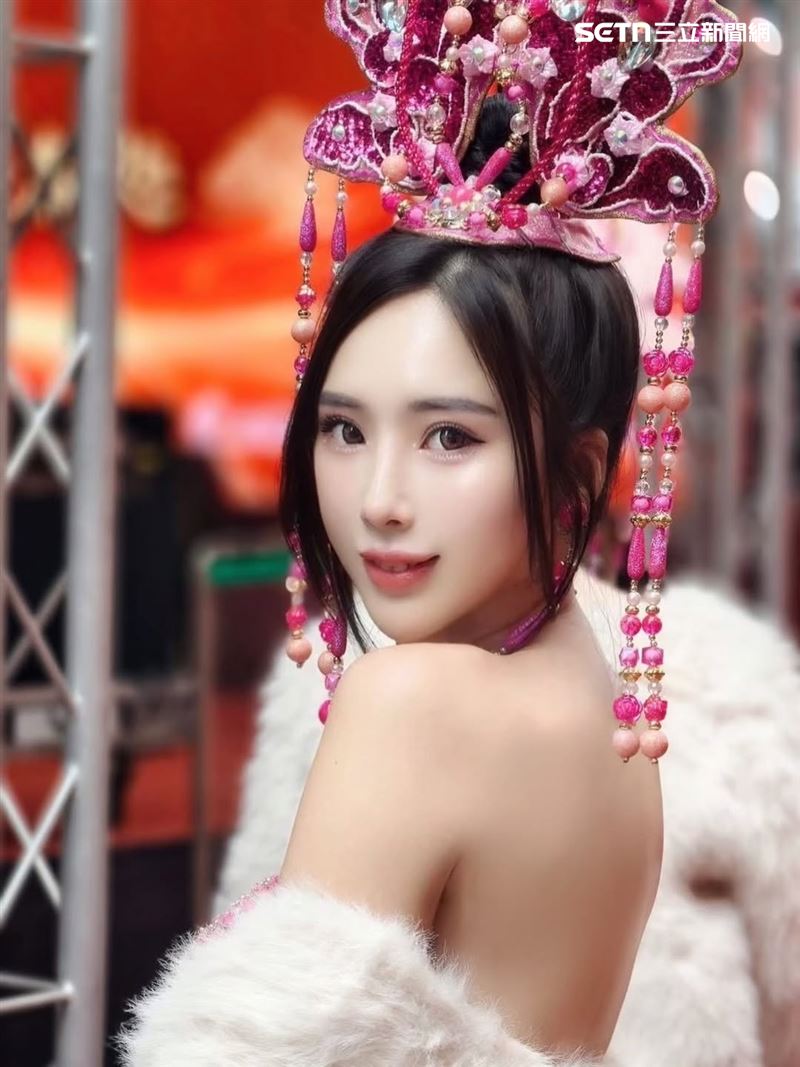 被封為「最美禮生」的甄馨透露自己近期參加白沙屯媽祖進香，已經擔任義工長達11年。（圖／翻攝自甄馨IG）