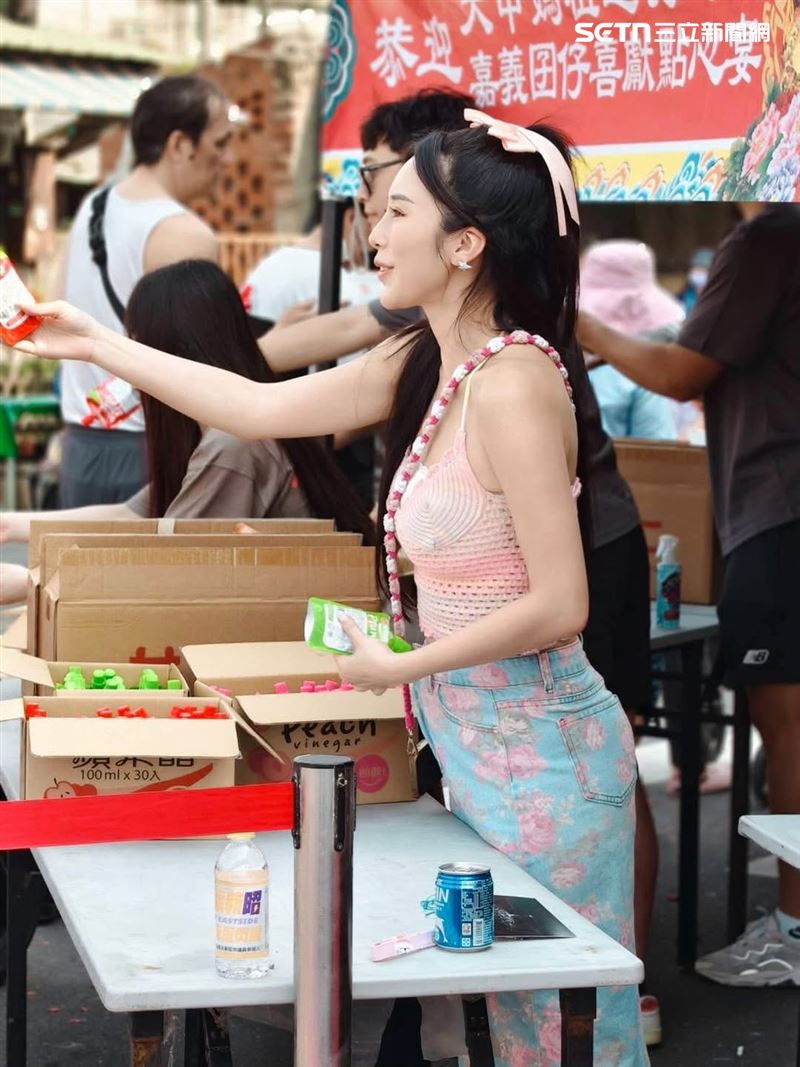 被封為「最美禮生」的甄馨透露自己近期參加白沙屯媽祖進香，已經擔任義工長達11年。（圖／翻攝自甄馨IG）