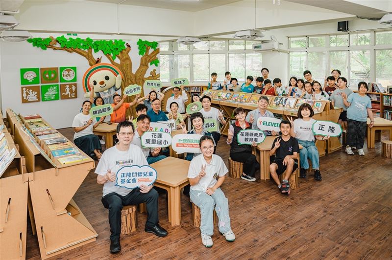 為世界閱讀日送暖!全台第9座、花蓮首座好鄰居紙圖書館開進東里國小。（圖／品牌業者提供）