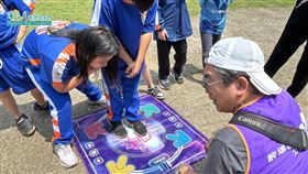 原鄉學童認真體驗腳踏發電設備，感受「人體發電」的樂趣。（圖／蒲公英希望基金會提供） 