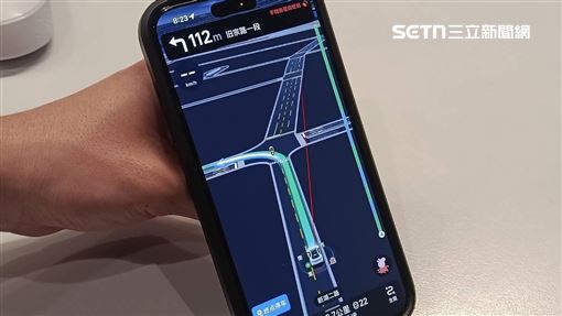 國安隱憂？高德地圖登台　能算紅綠燈秒數