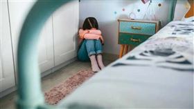 新加坡一名父親因猥褻10歲女兒，遭法院重判4年9個月有期徒刑並附加8下鞭刑。（示意圖，東方IC）