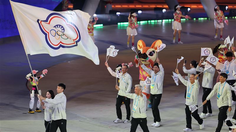 第6屆三亞亞洲沙灘運動會22日揭幕，我國代表團由3對3籃球選手張俊生、龍舟選手菈后&middot;苡婭擔任男女掌旗官。（圖／運動部提供）