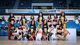 LuxyGirls在SBL表演影片瘋傳，成員身穿黑黃配色、大面積挖空的「超大膽戰袍」，引發網路上兩極評價。（圖／翻攝自LuxyGirls IG）