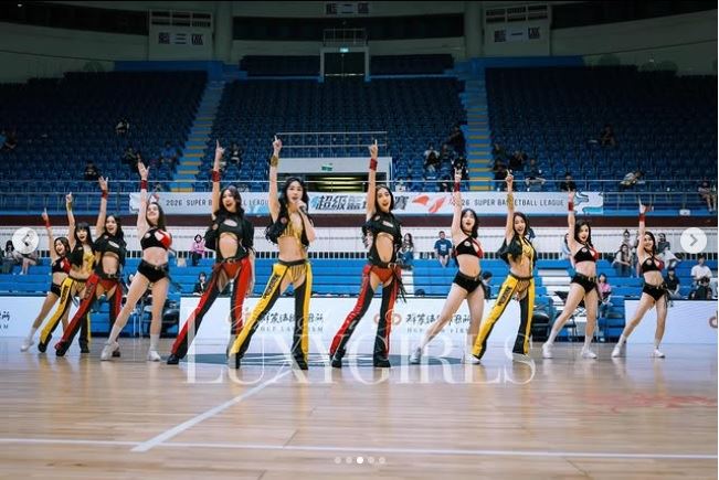 LuxyGirls成員身穿黑黃剪裁的短版背心與高腰開衩長褲，性感曲線展露無遺。（圖／翻攝自LuxyGirls IG）