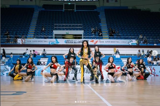 LuxyGirls在SBL表演影片瘋傳，成員身穿黑黃配色、大面積挖空的「超大膽戰袍」，引發網路上兩極評價。（圖／翻攝自LuxyGirls IG）