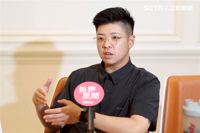 星光二班歌手泰勒（原藝名戴安娜）接受專訪分享自己人生的轉變故事。（圖／記者鄭孟晃攝影）