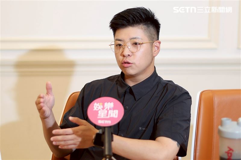 星光二班歌手泰勒（原藝名戴安娜）接受專訪分享自己人生的轉變故事。（圖／記者鄭孟晃攝影）