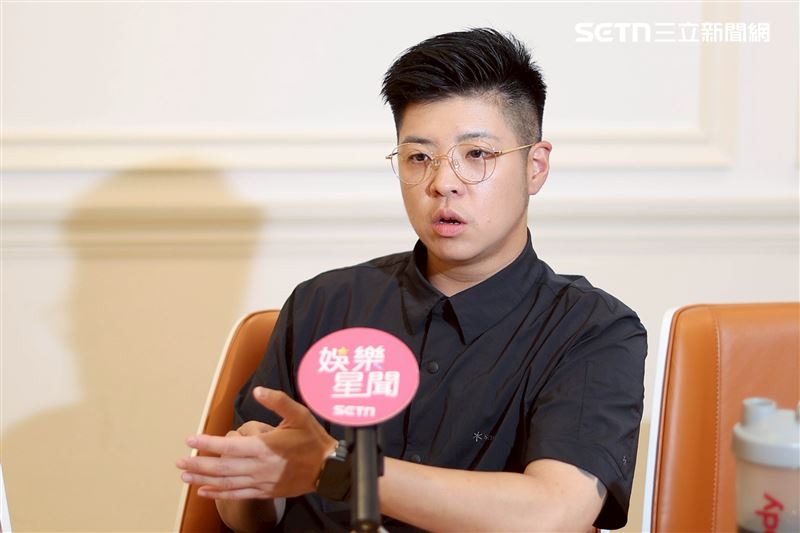 星光二班歌手泰勒（原藝名戴安娜）接受專訪分享自己人生的轉變故事。（圖／記者鄭孟晃攝影）