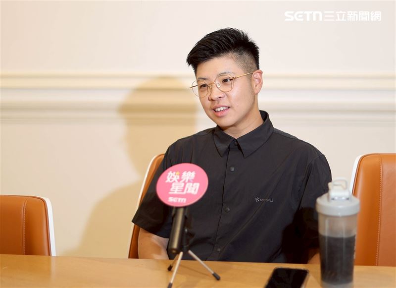 星光二班歌手泰勒（原藝名戴安娜）接受專訪分享自己人生的轉變故事。（圖／記者鄭孟晃攝影）