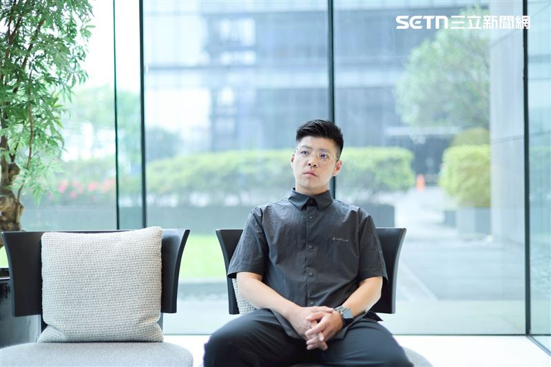 星光二班歌手泰勒（原藝名戴安娜）接受專訪分享自己人生的轉變故事。（圖／記者鄭孟晃攝影）