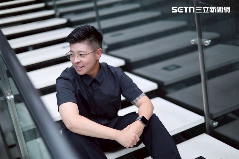 星光二班歌手泰勒（原藝名戴安娜）接受專訪分享自己人生的轉變故事。（圖／記者鄭孟晃攝影）