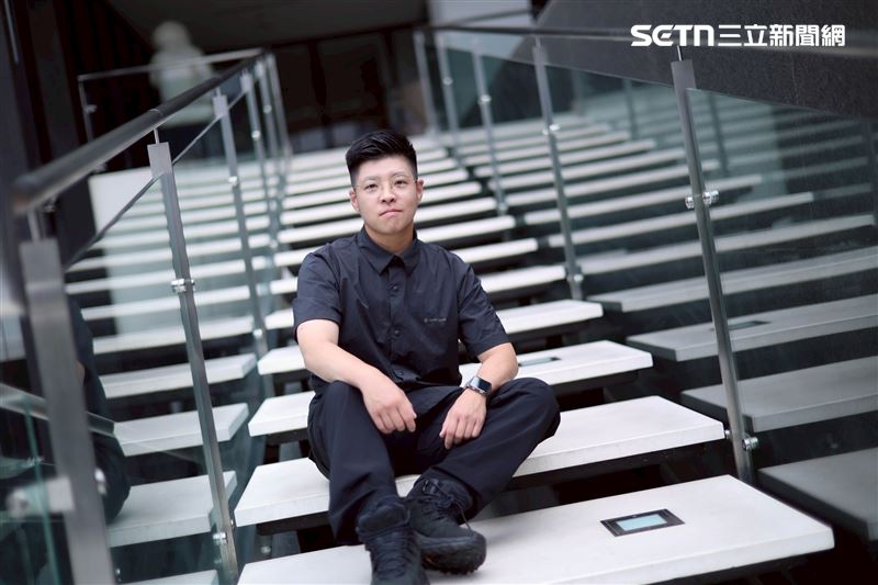 星光二班歌手泰勒（原藝名戴安娜）接受專訪分享自己人生的轉變故事。（圖／記者鄭孟晃攝影）