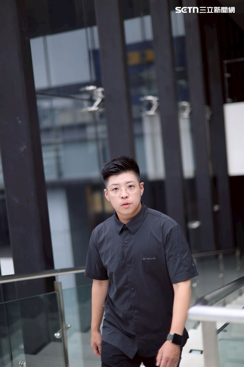 星光二班歌手泰勒（原藝名戴安娜）接受專訪分享自己人生的轉變故事。（圖／記者鄭孟晃攝影）