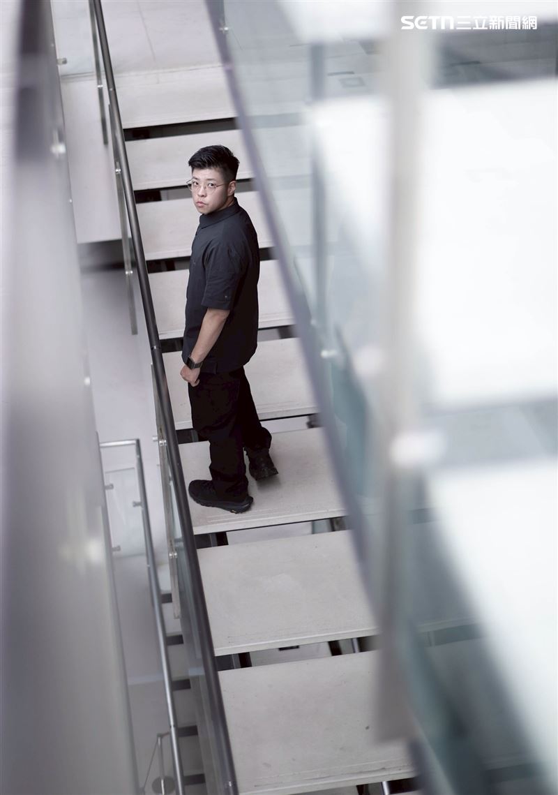 星光二班歌手泰勒（原藝名戴安娜）接受專訪分享自己人生的轉變故事。（圖／記者鄭孟晃攝影）