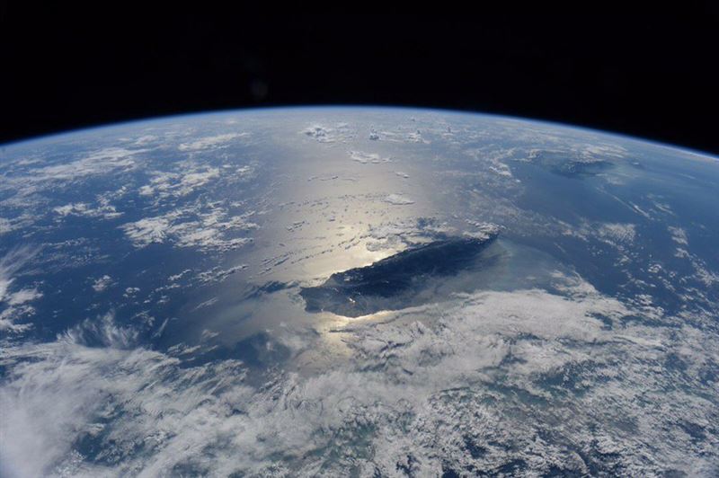 副總統蕭美琴於21日轉發其2015年在國際太空站拍攝的台灣空拍照，畫面中中央山脈清晰的立體輪廓，引發上萬名網友震撼，讚嘆護國神山宛如一把斬颱刀。（圖／翻攝自蕭美琴臉書）