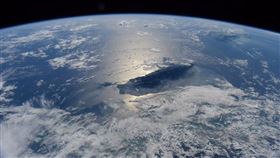 副總統蕭美琴於21日轉發其2015年在國際太空站拍攝的台灣空拍照，畫面中中央山脈清晰的立體輪廓，引發上萬名網友震撼，讚嘆護國神山宛如一把斬颱刀。（圖／翻攝自蕭美琴臉書） 