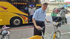 柯文哲在世界地球日騎UBike宣傳環保。（圖／陳佩琪臉書）