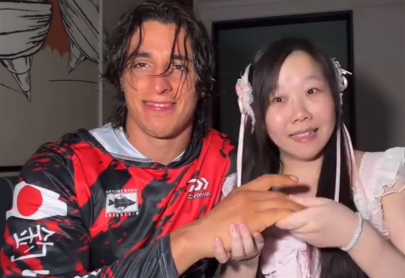 冰凌紫萱（圖右）真面目曝光。（圖／翻攝自微博）