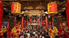 大甲媽起駕炸裂夜空！他拍到60萬人擠爆鎮瀾宮　金碧輝煌震撼全台（圖／謝明原、陳喬琳攝影《古哥空拍法人提供》提供）