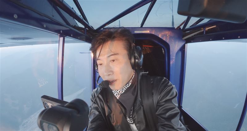 陳鴻操作輕航機。(圖／陳鴻提供）