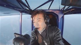 陳鴻操作輕航機。(圖／陳鴻提供）