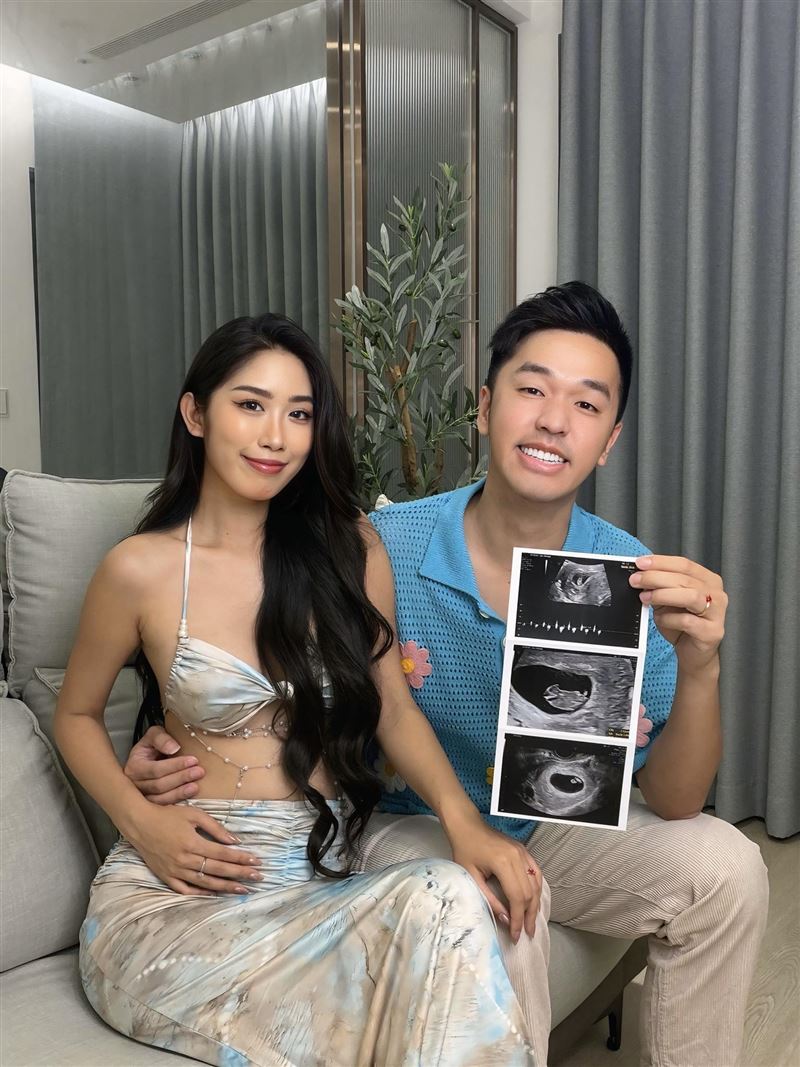 香蕉日前跟老婆宣布做人成功。（圖／翻攝自臉書）