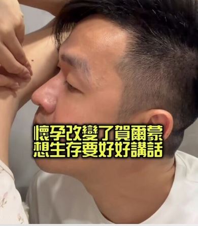 香蕉聞老婆腋下。(圖／翻攝自IG）