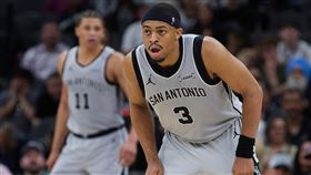 馬刺隊前鋒強森（Keldon Johnson）獲選為2025-26賽季年度最佳第六人。（圖／美聯社／達志影像）