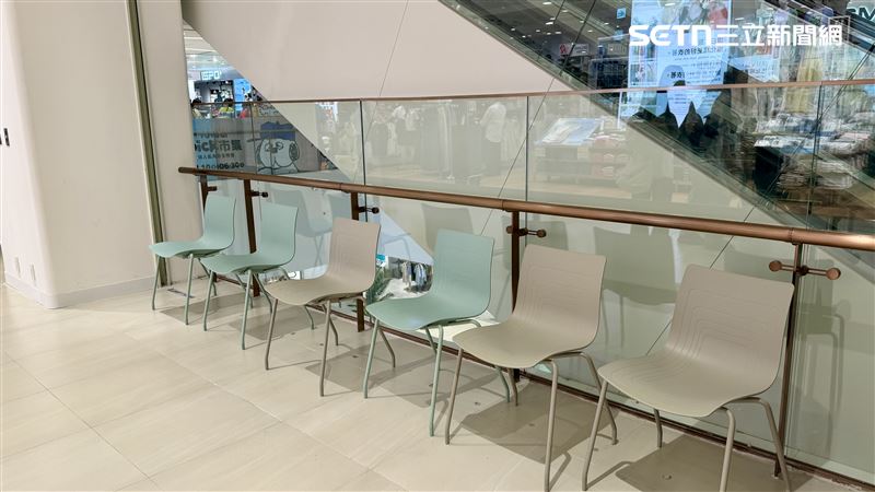 台中漢神洲際購物廣場增設臨時座椅，未來增設長椅供民眾休息。(圖／記者賴俊佑攝影）