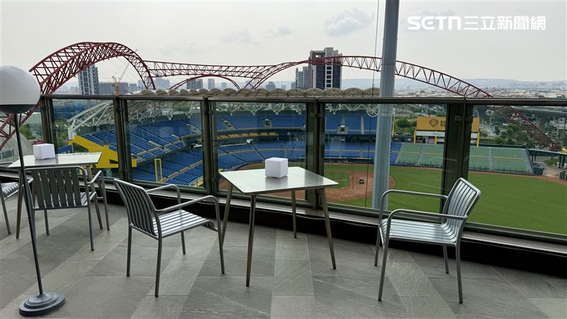 想在台中漢神洲際購物廣場戶外區看棒球有低消限制。(圖／記者賴俊佑攝影）