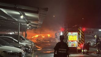 土城停車場暗夜狂燒　6車1倉庫全燒毀