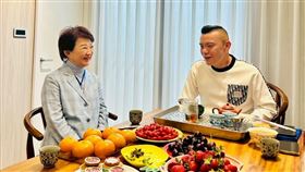 民眾黨台中市議員江和樹23日在臉書PO出他與台中市長盧秀燕的合照表示，台中，該出一個總統了。（圖／翻攝自江和樹臉書）