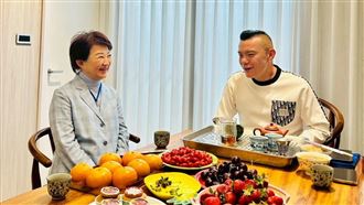 PO與盧秀合照！江和樹喊台中該出個總統了