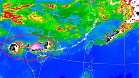 鄭明典貼出一張衛星雲圖，並標出南海一帶的對流雲團，表示圈起來的地方持續有強對流發展，雲頂出現紫色區塊。（圖／翻攝自鄭明典臉書）