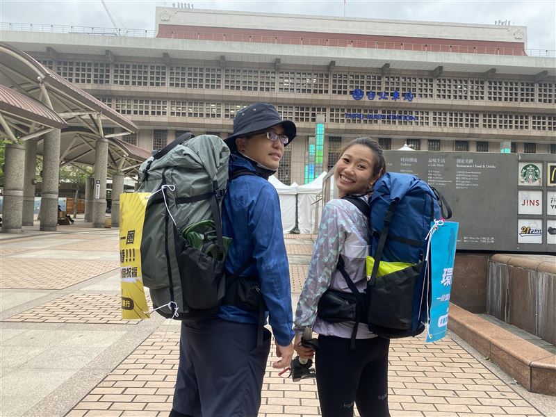 屠潔與另一半伊森踏上千里環島之路。（圖／屠潔提供）